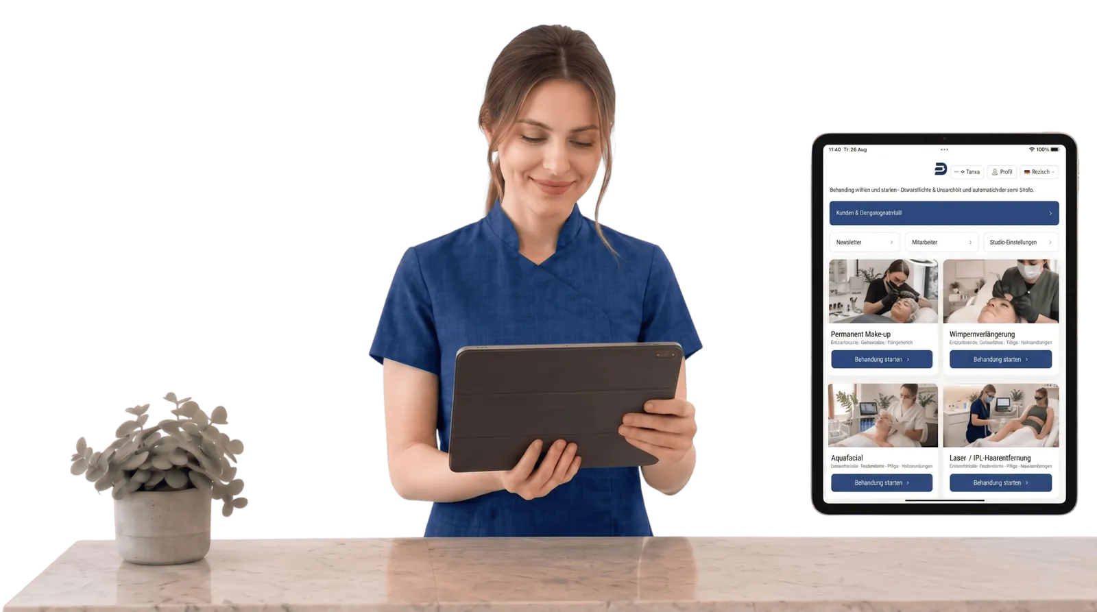 Mitarbeiterin am Studiotresen mit dem iPad, daneben ein zweites iPad mit dem Behandlungsmenü des Studios.